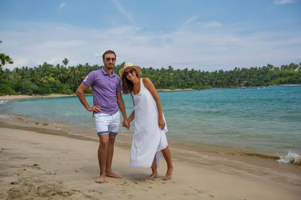 Pareja de vacaciones en la orilla del océano Índico — Foto de Stock