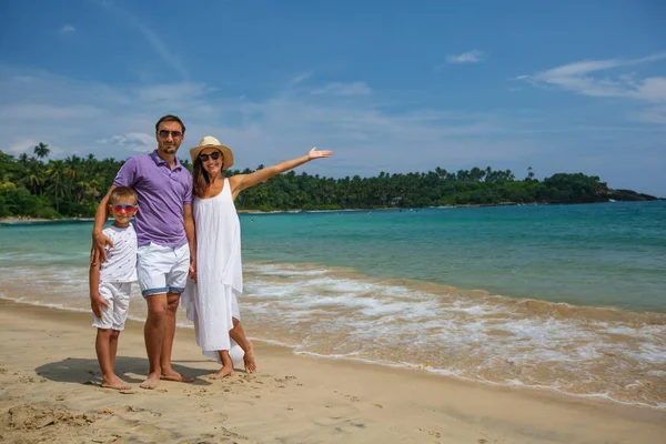 Familia de vacaciones en la orilla del océano Índico — Foto de Stock