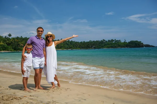 Familj på semester vid stranden av Indiska oceanen — Stockfoto