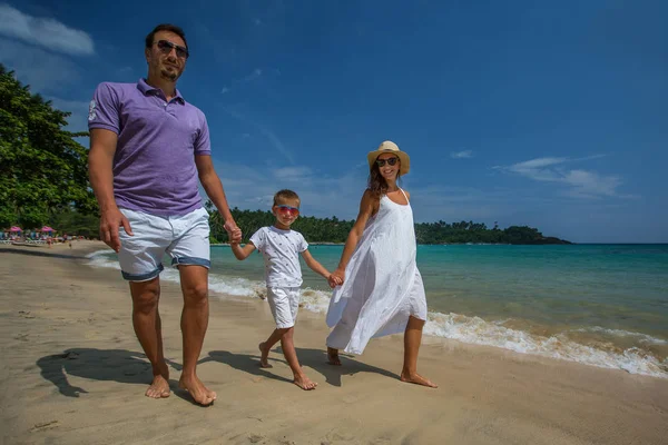 Rodzina na wakacje nad brzegiem morza Oceanu Indyjskiego — Zdjęcie stockowe