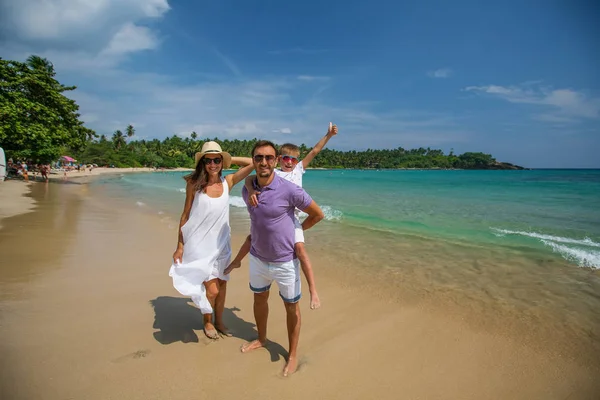 Familie Ferie Ved Kysten Det Indiske Ocean - Stock-foto