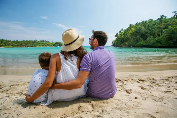 Familia de vacaciones en la orilla del océano Índico —  Fotos de Stock