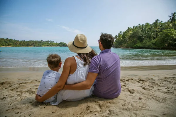 Rodzina na wakacje nad brzegiem morza Oceanu Indyjskiego — Zdjęcie stockowe