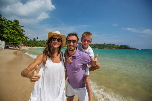 Familj på semester vid stranden av Indiska oceanen — Stockfoto