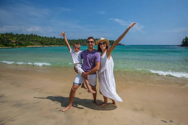 Сім'я у відпустку на березі моря з Індійського океану — стокове фото