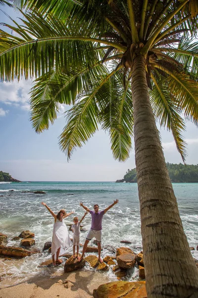 Familj på semester vid stranden av Indiska oceanen — Stockfoto