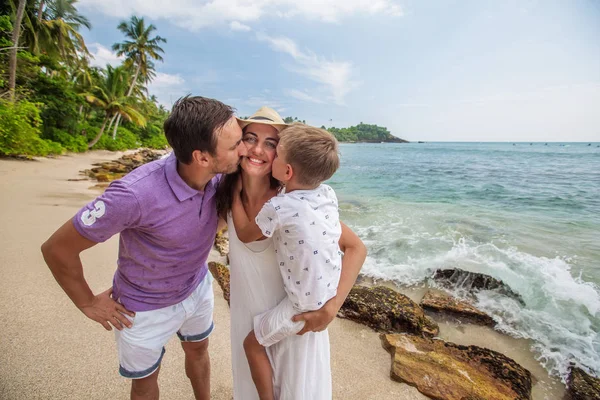 Família de férias no litoral do Oceano Índico — Fotografia de Stock