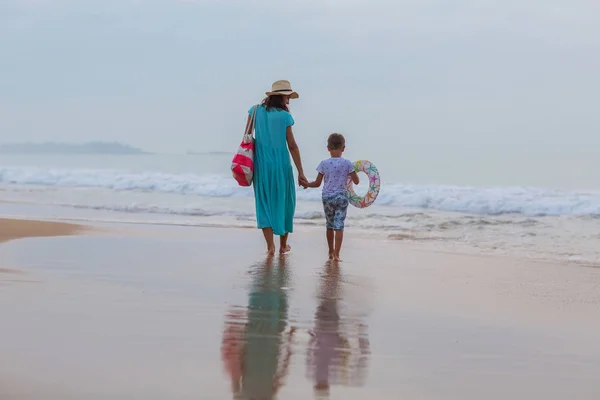 Matka z synem morza w pochmurny dzień — Zdjęcie stockowe