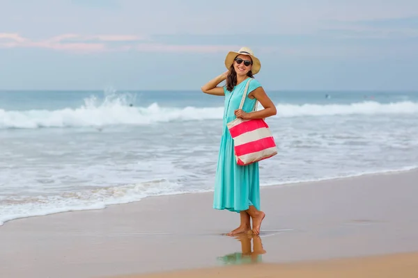 Vrouw aan de kust van de Indische Oceaan op een bewolkte dag — Stockfoto