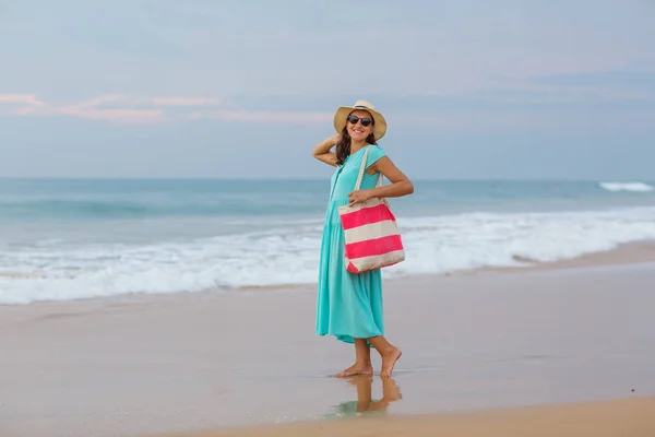 Vrouw aan de kust van de Indische Oceaan op een bewolkte dag — Stockfoto