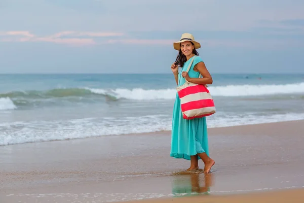 Жінка на березі Індійського океану на Похмурий день — стокове фото