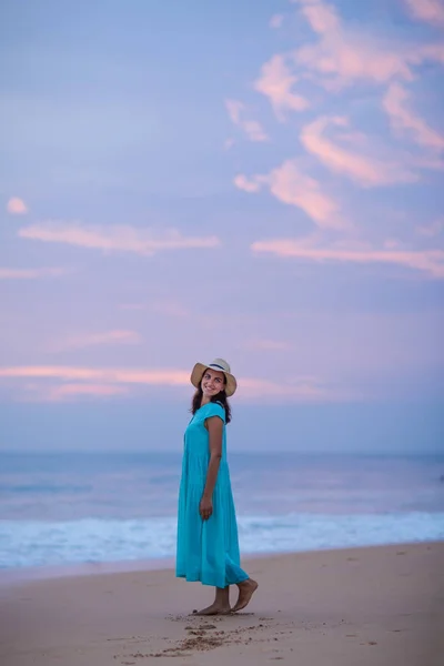 Mulher Litoral Oceano Índico Após Pôr Sol — Fotografia de Stock