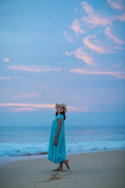 Mujer Orilla Del Océano Índico Después Del Atardecer — Foto de Stock