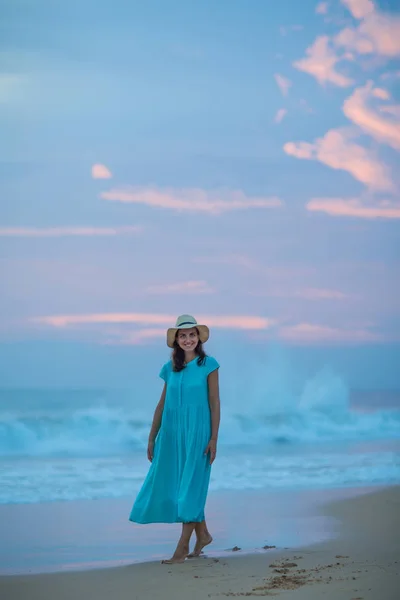 Mulher no litoral do oceano Índico após o pôr do sol — Fotografia de Stock