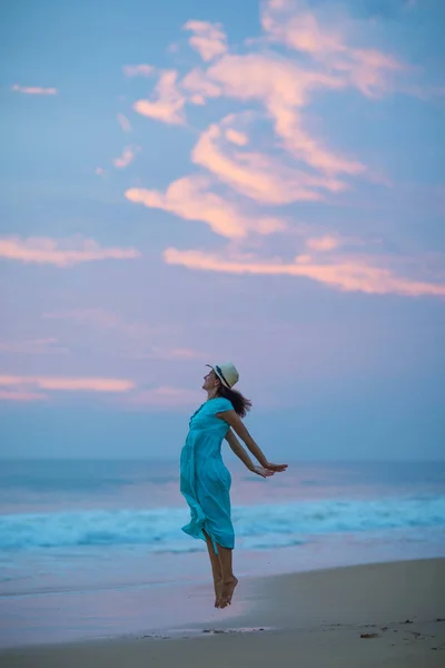 Mulher no litoral do oceano Índico após o pôr do sol — Fotografia de Stock