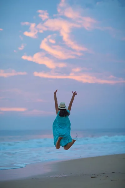 Mulher no litoral do oceano Índico após o pôr do sol — Fotografia de Stock