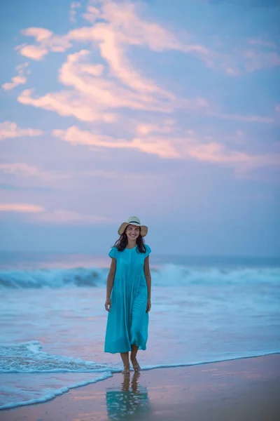 Kobieta Wybrzeże Oceanu Indyjskiego Zachodzie Słońca — Zdjęcie stockowe