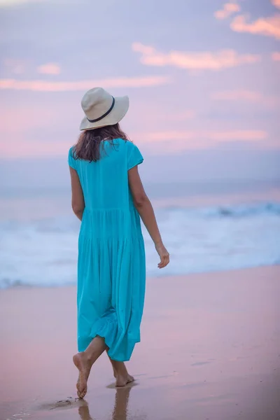 Жінка на березі Індійського океану після заходу сонця — стокове фото