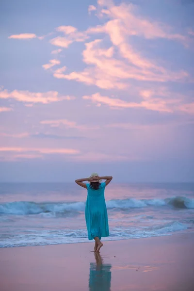 Donna sulla riva del mare dell'Oceano Indiano dopo il tramonto — Foto Stock