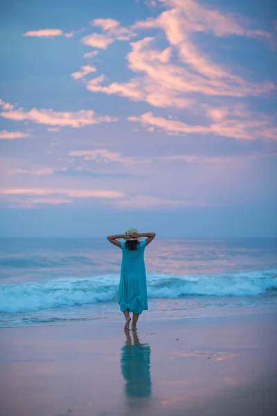 Mujer en la orilla del océano Índico después del atardecer — Foto de Stock
