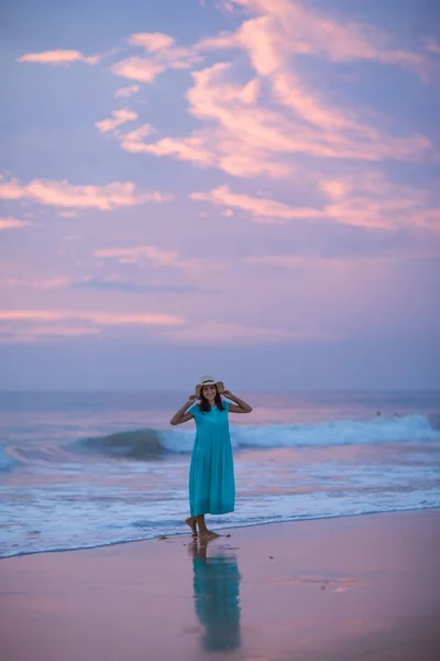Kobieta o wybrzeże Oceanu Indyjskiego po zachodzie słońca — Zdjęcie stockowe