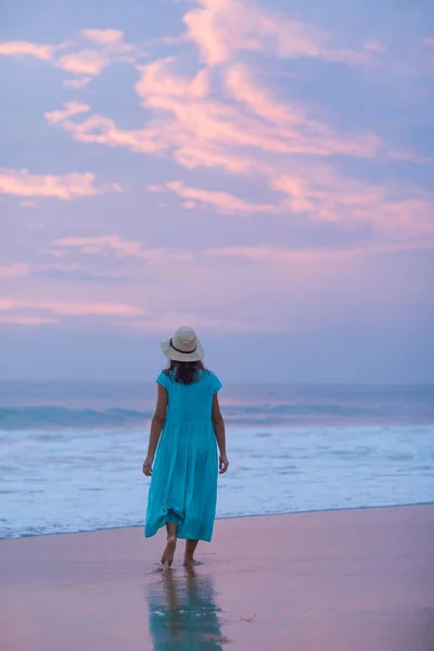 Vrouw aan de kust van de Indische Oceaan na zonsondergang — Stockfoto