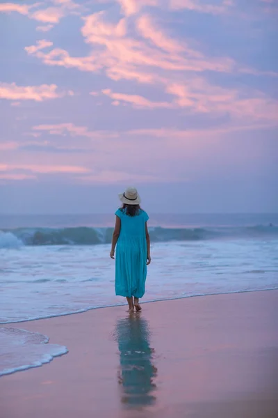 Vrouw Aan Kust Van Indische Oceaan Zonsondergang — Stockfoto