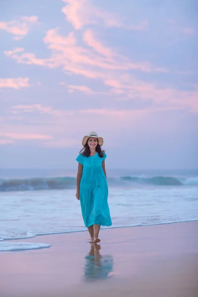 Mujer Orilla Del Océano Índico Después Del Atardecer — Foto de Stock