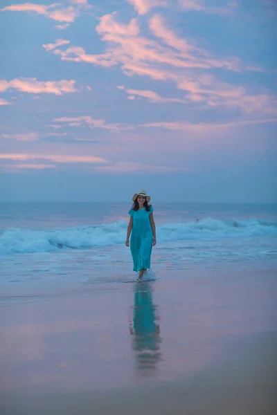 Donna sulla riva del mare dell'Oceano Indiano dopo il tramonto — Foto Stock