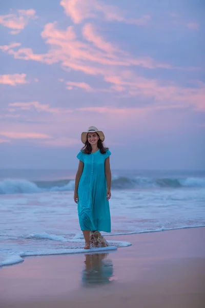 Mulher no litoral do oceano Índico após o pôr do sol — Fotografia de Stock