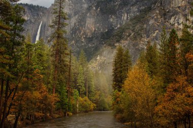 Manzaralarını Yosemite şelale Yosemite Milli Parkı, Kaliforniya, ABD