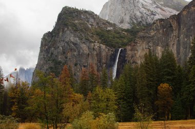 Yosemite şelale Yosemite Ulusal için muhteşem kez bakıldı