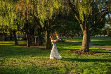 Bir anne ile bebek evlat Park