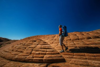 Uzun yürüyüşe çıkan kimse volkanik kar kanyon Utah, ABD eyalet parkı bir iz üzerinde