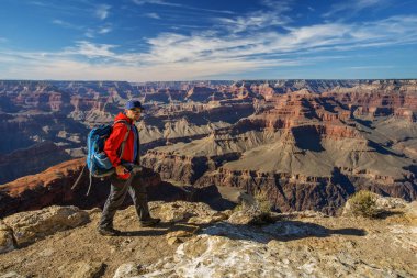 Bir uzun yürüyüşe çıkan kimse Büyük Kanyon Milli Parkı, Güney Rim, Arizona, ABD