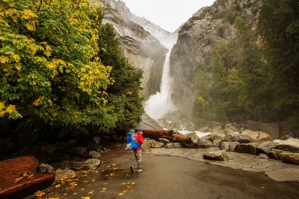Отец с маленьким сыном посещает Национальный парк Йосемити в Калифорнии — стоковое фото