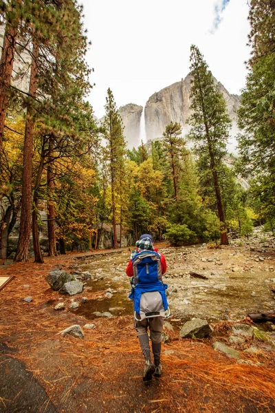 A father with baby son visit Yosemite National Park in Californa — Stock Photo, Image