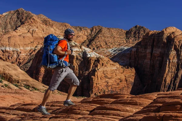 Vandrare på ett spår i vulkaniska snö kanjon State Park i Utah, Usa — Stockfoto