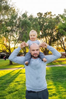 Bir baba ile bebek evlat Park