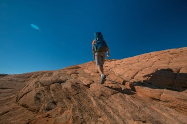 Uzun yürüyüşe çıkan kimse volkanik kar kanyon Utah, ABD eyalet parkı bir iz üzerinde