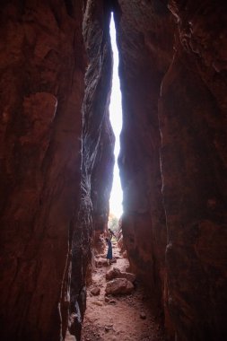 Anne ve oğlu volkanik kar kanyon devlet Parkı'nda bir iz üzerinde 