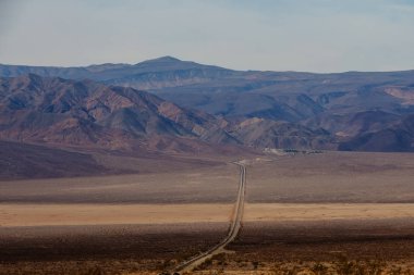 Badwater yolda bir ölüm Vadisi Milli Parkı'nda, California'dan görünümü