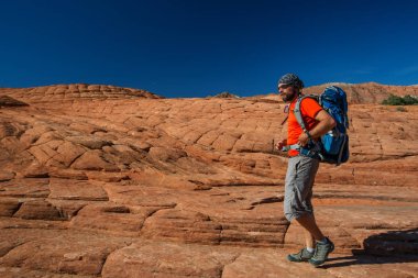 Uzun yürüyüşe çıkan kimse volkanik kar kanyon Utah, ABD eyalet parkı bir iz üzerinde