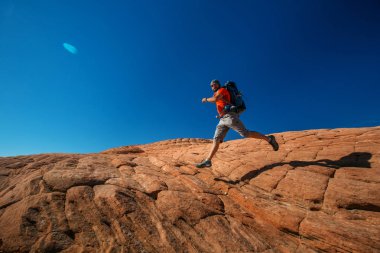 Uzun yürüyüşe çıkan kimse volkanik kar kanyon Utah, ABD eyalet parkı bir iz üzerinde