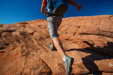 Uzun yürüyüşe çıkan kimse volkanik kar kanyon Utah, ABD eyalet parkı bir iz üzerinde