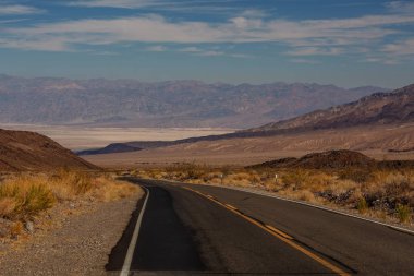 Badwater yolda bir ölüm Vadisi Milli Parkı'nda, California'dan görünümü