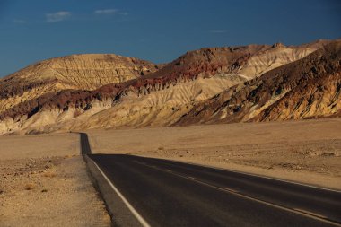 Badwater yolda bir ölüm Vadisi Milli Parkı'nda, California'dan görünümü