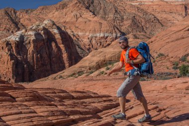 Uzun yürüyüşe çıkan kimse volkanik kar kanyon Utah, ABD eyalet parkı bir iz üzerinde
