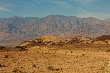 Badwater yolda bir ölüm Vadisi Milli Parkı'nda, California'dan görünümü
