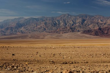 Badwater yolda bir ölüm Vadisi Milli Parkı'nda, California'dan görünümü